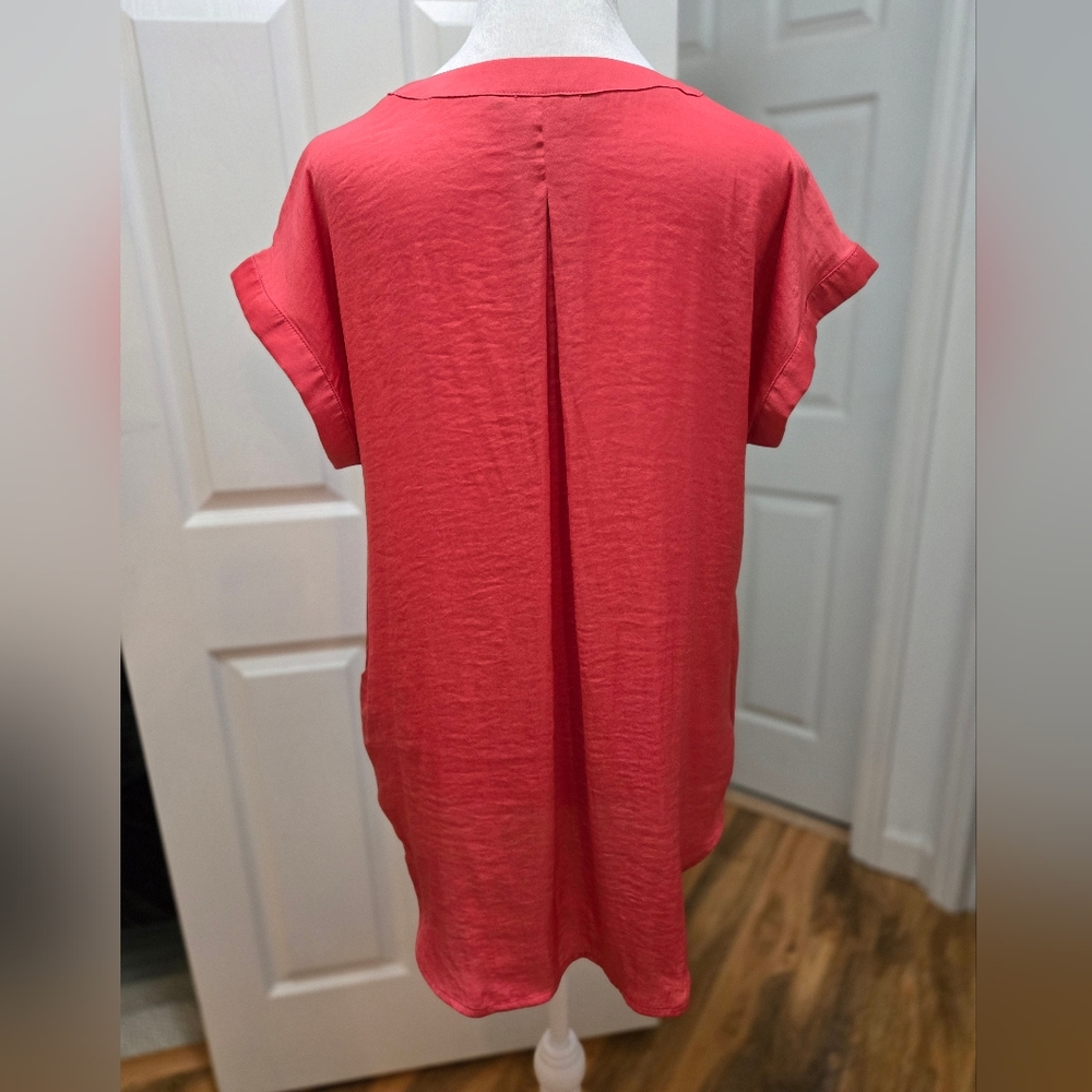 Vera Wang, Women's V-Neck Coral Short Sleeve Top. Med. - Picture 6 of 16